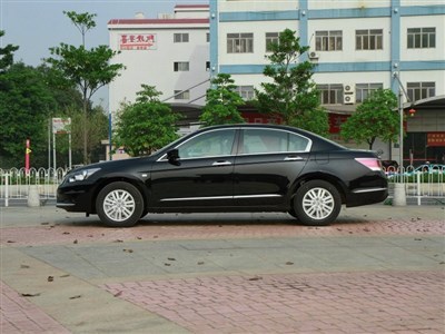 上海高端与实用车型租赁指南 奔驰威霆、E300、帕萨特、凯美瑞全面解析